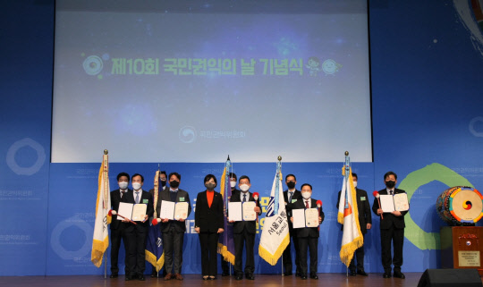 소상공인시장진흥공단은 국민권익위원회에서 주관하는 '제10회 국민권익의날' 기념식에서 국무총리 표창을 수상했다.  소진공 제공